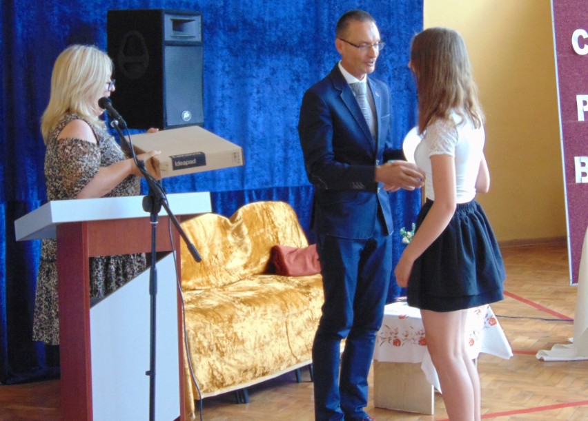 Janusz Obrębski, przewodniczący Rady Gminy Baranowo, ufundował nagrody dla najzdolniejszych uczniów