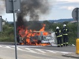 Roztoka. Samochód zapalił się w trakcie jazdy i doszczętnie spłonął [ZDJĘCIA, WIDEO]