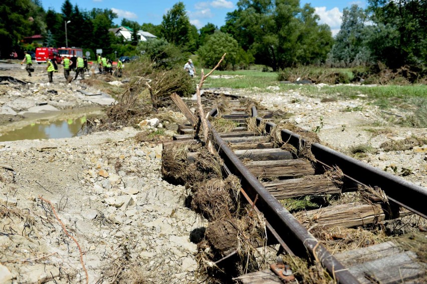 Andrzej Duda odwiedził tereny zniszczone przez powódź - obiecał pomoc mieszkańcom [ZDJĘCIA]