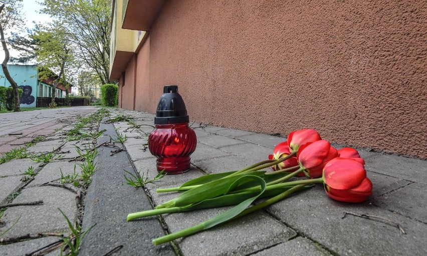 W miejscu, gdzie maluch uderzył w chodnik, w środę ktoś...