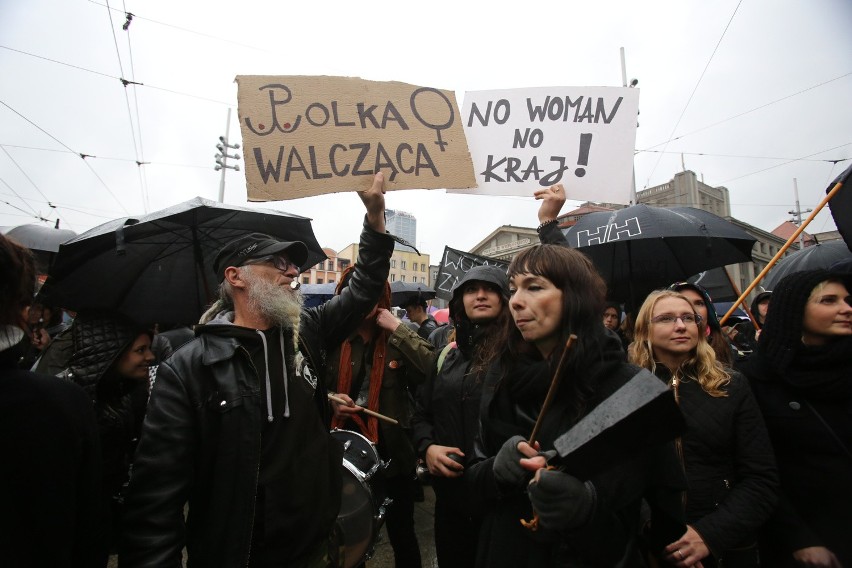 Deszcz nie zniechęcił uczestniczek czarnego protestu w...