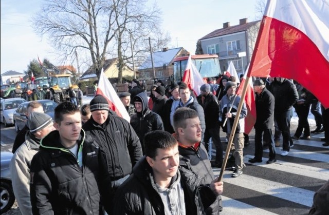 Rolnicy blokowali w piątek drogę w Konarzycach, przechodząc  po przejściu. Chociaż początkowo, od czasu do czasu, puszczali auta