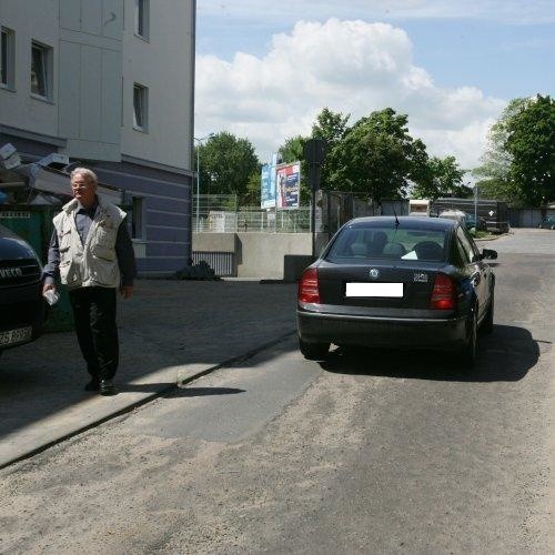 - Dlaczego nie ma normalnej jezdni - pytają mieszkańcy ulicy Legionów Dąbrowskiego patrząc na ciągle wymijające się auta.