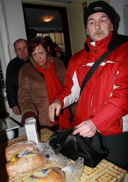 Krzysztof Iwanowski przychodzi do jadłodajni od czterech lat. Dziś oprócz paczki dostał potrawy na świąteczny stół, a do tego mleko i kilka bochenków chleba.