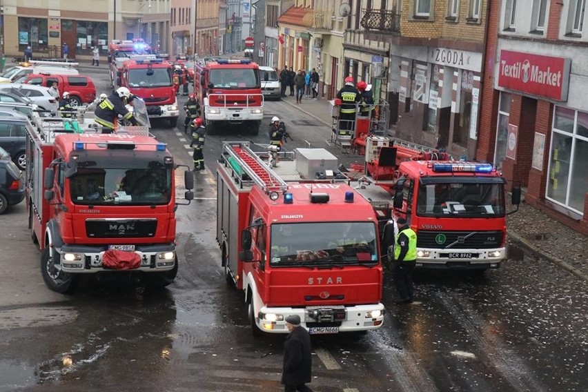 W Strzelnie na Rynku wybuchł pożar w jednej z kamienic....