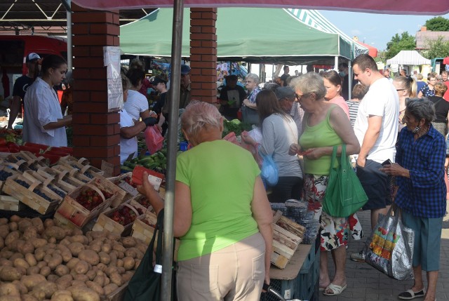 Bardzo ładna pogoda w sobotni ranek, 17 lipca sprawiła, że na miejskim targu w Szydłowcu było sporo handlujących i kupujących. Jakie były ceny warzyw i owoców?ZOBACZ ZDJĘCIA>>>