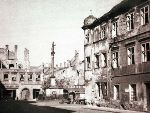 Jednym z pierwszych osadników w Prudniku był fotograf Witold Czerkawski, który zostawił po sobie dużą kolekcję zdjęć z 1945 roku. Na ilustracji prudnicki Rynek.