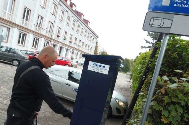 Po stronie żywopłotu na ulicy Małomłyńskiej ustawiono parkometr i zlokalizowano płatne miejsca parkingowe. Za zostawienie tam auta - przed budynkiem Starostwa Powiatowego - trzeba teraz zapłacić