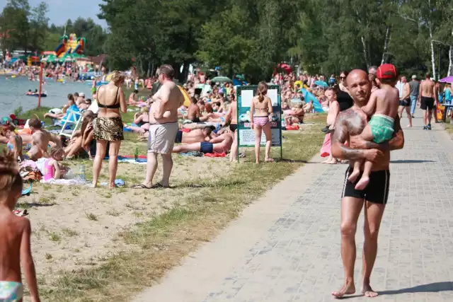 Co roku na plaży w Okunince nad Białym wypoczywają tysiące turystów z całej Polski.