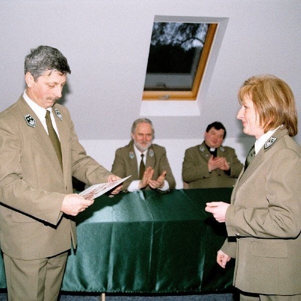 Fot. Archiwum Lasów Państwowych  Małgorzata Janecka-Kiełczyńska, córka byłego  nadleśniczego z Trzebcin, która urodziła się w  siedzibie reaktywowanego nadleśnictwa i jest  teraz zastępcą nadleśniczego w Grodzisku  Wielkopolskim, przekazała Piotrowi Kasprzykowi  grafikę z wizerunkiem Nadleśnictwa Trzebciny  sprzed pięćdziesięciu lat