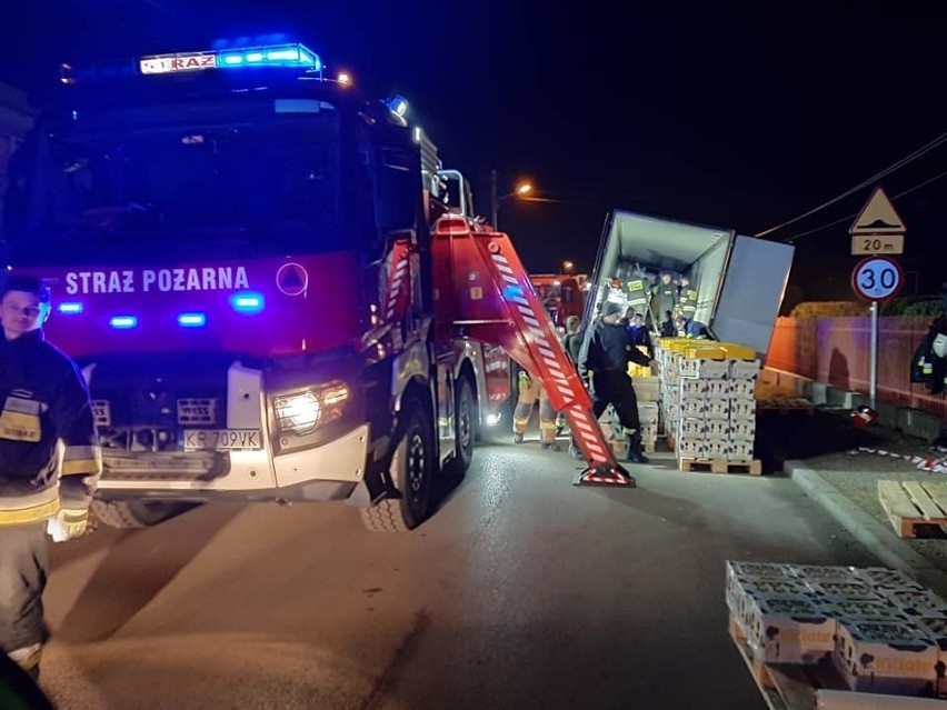 Węgrzce Wielkie. Tir wpadł do rowu i zablokował osiedlową drogę