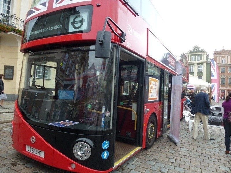 Czerwony londyński autobus zaparkował na Starym Rynku w...