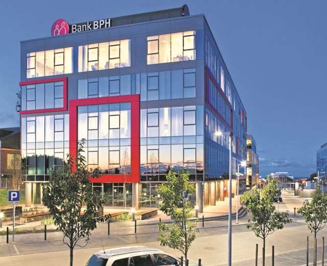 GE podpisał umowę sprzedaży głównych działalności Banku BPH na rzecz Alior BankuBank BPH ma siedzibę w Gdańsku od 2014 roku.  Mieści się ona przy ul. Pałubickiego w sąsiedztwie  al. Armii Krajowej