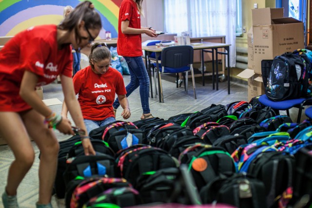 09.08.2016 bydgoszcz pck ulica warminskiego pentel wyprawka dla dzieci szkola edukacja dlugopisy plecaki fot. filip kowalkowski/polska press0