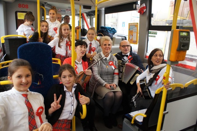 Od kilku dni po ulicach Inowrocławia jeździ Autobus dla Niepodległej. Jest to oklejony w narodowe barwy autobus Miejskiego Przedsiębiorstwa Komunikacyjnego. Dziś, 9 listopada, można było przejechać się tym wozem za darmo. Co najważniejsze, wysłuchać podczas podr&oacute;ży na trasie linii nr 27 pieśni patriotycznych, wykonywanych na żywo przez uczni&oacute;w i nauczycieli Katolickiej Szkoły Podstawowej. Pomysł okazała się strzałem w &quot;10&quot;. Wielu pasażer&oacute;w śpiewało razem z dzieciakami i ich opiekunami. Niekt&oacute;rzy nie kryli wzruszenia. Oby więcej takich inicjatyw. Brawo &quot;Katolik&quot;. Śpiewaniu pieśni patriotycznych w autobusie patronował prezydent Inowrocławia i Instytut Pamięci Narodowej. &lt;script class=&quot;XlinkEmbedScript&quot; data-width=&quot;640&quot; data-height=&quot;360&quot; data-url=&quot;//get.x-link.pl/498227f4-b941-da54-e551-a20f635015c2,fb8ceec1-b25d-a454-0d0d-08d2e92c576d,embed.html&quot; type=&quot;application/javascript&quot; src=&quot;//prodxnews1blob.blob.core.windows.net/cdn/js/xlink-i.js?v1&quot;&gt;&lt;/script&gt;