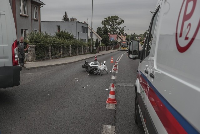 Do wypadku doszło w środę, 31 lipca, na ul. Jędrzychowskiej. Kierujący busem uderzył w motorower. Ranna kobieta została przewieziona do szpitala.Kierujący busem jechał ul. Jędrzychowską w kierunku centrum miasta. Skręcił w prawo w ul. Jęczmienną myląc jednak kierunki i postanowił rozpocząć manewr cofania by ponownie wrócić na Jędrzychowską. Nie zauważył jednak, że za nim poruszała się kobieta na skuterze. Kierujący busem cofając zajechał jej drogę. Doszło do zderzenia. Na miejsce przyjechała zielonogórska drogówka oraz karetka pogotowia ratunkowego. Kobieta jadąca skuterem została zabrana do karetki i przewieziona do szpitala. Była przytomna.Zobacz również: Śmiertelne potrącenie na przejściu dla pieszych w Zgierzu. Przechodnie pomogli złapać sprawcęŹródło:TVN24