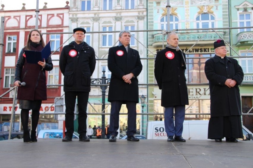 Trzystu maturzystów zatańczyło poloneza na ulicach Tczewa [WIDEO,ZDJĘCIA]