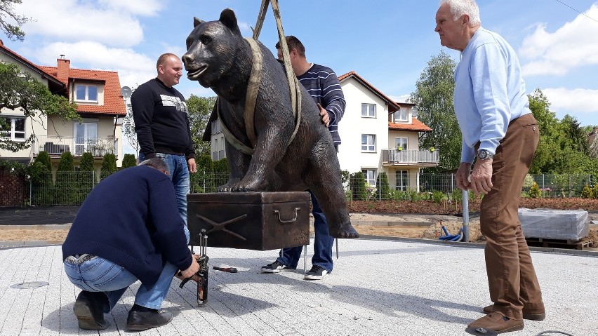 Szczecin. Miś Wojtek już stoi na skwerze swojego imienia [WIDEO, ZDJĘCIA]