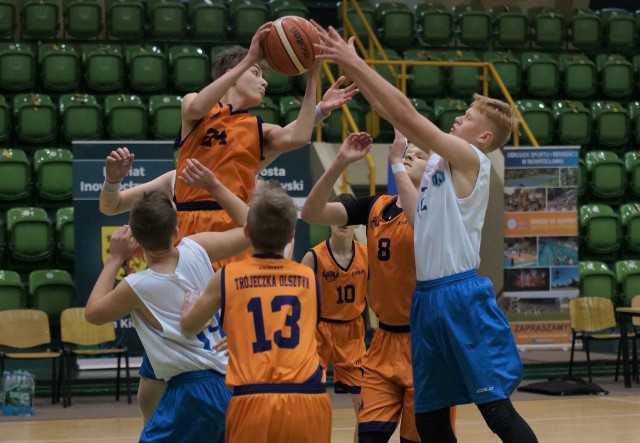 W turnieju koszykówki Kasper-Cup inowrocławska drużyna Kasprowicz/IAK  rozegrała mecz z ekipą UKS Trójeczka Olsztyn