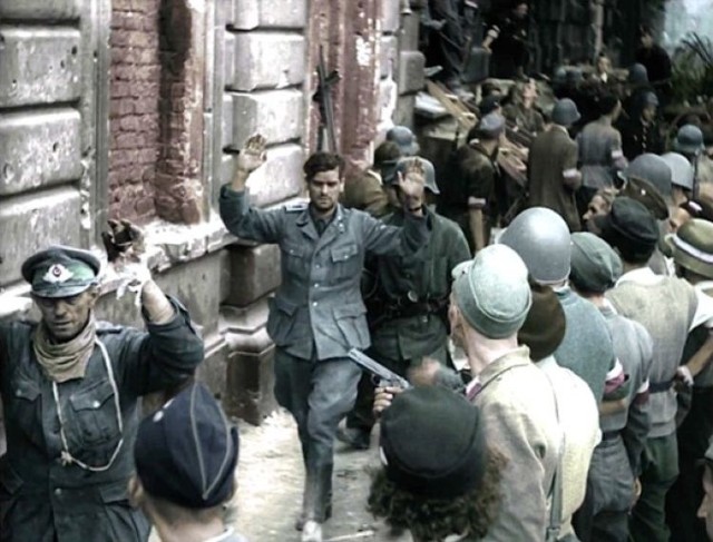 Kadr z filmu Powstanie Warszawskie