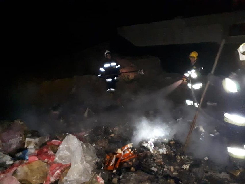 Pożar na terenie zakładu w Ochojnie. Zapaliły się śmieci