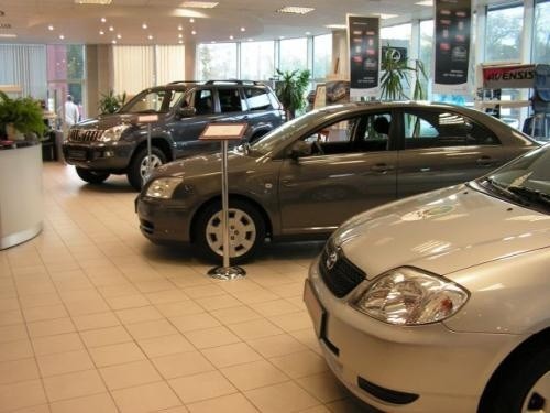 Fot. M. Pobocha: Spada sprzedaż nowych samochodów osobowych. W lutym klienci kupili o 11 proc. mniej aut niż w styczniu.