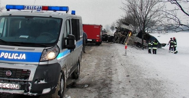 Na naszych drogach cały czas jest bardzo ślisko. Ten wypadek zdarzył się we wtorek między kończewicami a Głuchowem