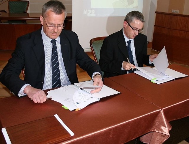 Piotr Wójcik, dyrektor Miejskiego Zarządu Dróg w Kielcach oraz Tomasz Biały, przedstawiciel konsorcjum tuż przed podpisaniem umowy