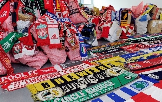 Pamiątkowe szaliki przesłane do Liverpoolu