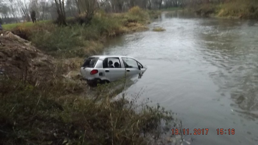 Wypadek w gminie Morawica. Samochód wpadł do rzeki. Gdzie kierowca?