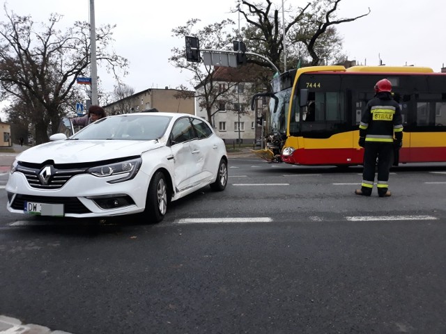 Kobieta sugerowała się zieloną strzałką warunkową do skrętu w prawo, przejeżdżając przez skrzyżowanie na wprost