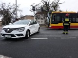Wypadek samochodu i autobusu MPK na Pilczycach. Droga zablokowana (ZDJĘCIA)