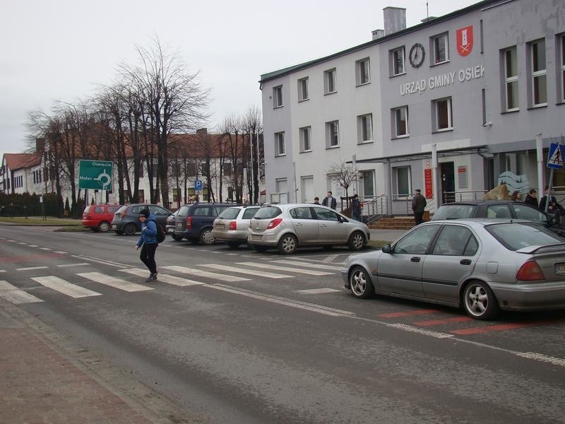 Osiek. Niebezpieczne przejście dla pieszych przed urzędem. Auta na parkingu zasłaniają drogę [ZDJĘCIA]