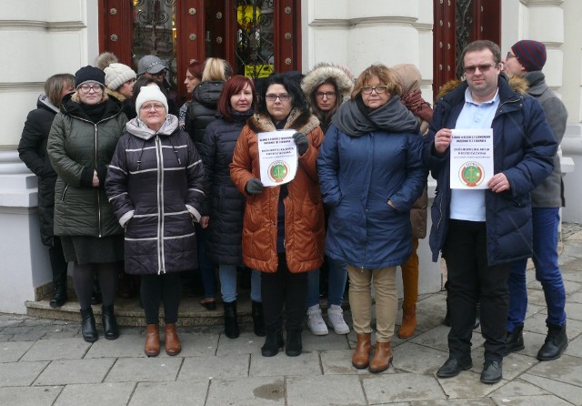 Pracownicy Sądu Okręgowego w Radomiu protestowali przed wejściem do budynku sądu przy ulicy Piłsudskiego.