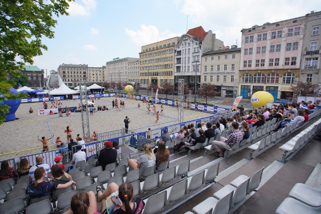 Plażowe szaleństwo rozpoczęło się w Poznaniu na dobre. Przez trzy dni na Lotto Plaży Wolności można było podziwiać najlepsze w Polsce zespoły beach handballu i rewelacyjnych Holendrów z drużyny TSHV Camelot.Zobacz zdjęcia --->