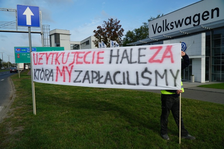 Przed siedzibą Volkswagen Poznań w poniedziałek odbywa się...