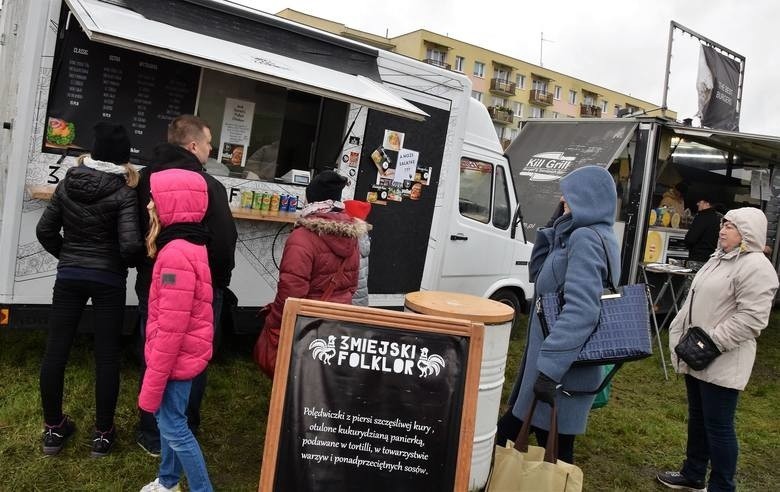 Migawka z festiwalu food trucków, który odbył się w...