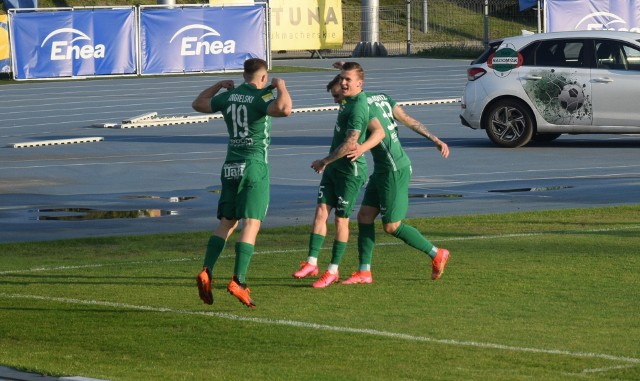 W meczu 32 kolejki Fortuna 1 Liga, Radomiak Radom pokonał  Resovię Rzeszów 3:1.Radomiak - Resovia 3:1 (3:1).Bramki: 1:0 Karol Angielski 3, 1:1 Bartłomiej Kiełbasa 5, 2:1 Raphael Rossi 21, 3:1 Karol Angielski 45.Radomiak:Kochalski – Abramowicz, Rossi, Cichocki, Jakubik -Kaput, Karwot (73 Radecki) - Leandro (77 Mikita), Gąska (77 Sokół), Kozak - Angielski (89 Bogusz).Resovia: Łakota – Adamski, Jaroch, Kiełbasa, Kuczałek, Persak, Podhorin, Soljić, Twardowski, Usarz, Zdybowicz.W 3 minucie po strzale Mateusza Cichockiego, piłkę pod nogi Karola Angielskiego wybił bramkarz Resovii. Gracz Radomiaka strzałem z pierwszej piłki wpakował ją do siatki. Za kilka chwil padło wyrównanie. Na strzał zdecydował się Bartłomiej Kiełbasa, piłka po drodze odbiła się od nogi Damiana Jakubika i przelobowała naszego bramkarza Mateusza Kochalskiego. Szybko Radomiak odzyskał prowadzenie. Po zagraniu piłki z rzutu rożnego przez Damiana Gąskę, w polu karnym najwyżej wyskoczył Raphael Rossi i strzałem głową pokonał Pawła Łakotę. W 45 minucie mocnym strzałem popisał się Karol Angielski i futbolówka zatrzepotała w siatce. W drugiej po strzale z rzutu wolnego piłka trafiła w poprzeczkę. Były też inne okazje do podwyższenia wyniku, ale bardzo dobrze w rzeszowskiej bramce spisywał się Paweł Łakota.ZOBACZ ZDJĘCIA Z MECZU>>>