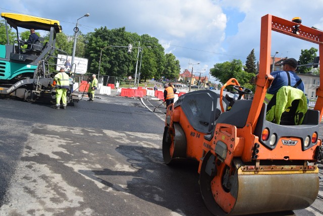 W czwartek 2 czerwca na skrzyżowaniu odbywało się układanie asfaltu, po którym od piątkowego wieczora będą jeździły samochody.