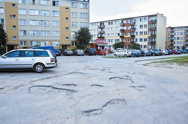 Asfaltowy dojazd do bloku przy ulicy Wiejskiej 6 jest w rozpaczliwym stanie. Ale Zarząd Mienia Komunalnego jego remont ma już w planach inwestycyjnych. Po wybraniu wykonawcy nawierzchnia zostanie wyremontowana.