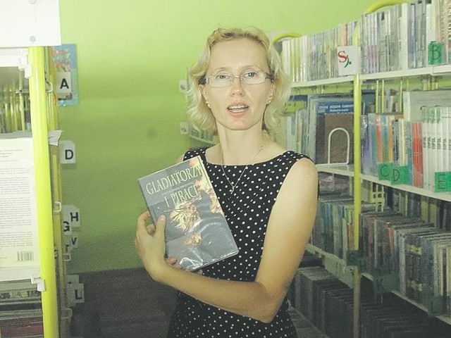 - Rocznie jesteśmy w stanie kupić około 300 nowych tytułów - mówi dyrektorka miejskiej biblioteki Izabela Owczarek.