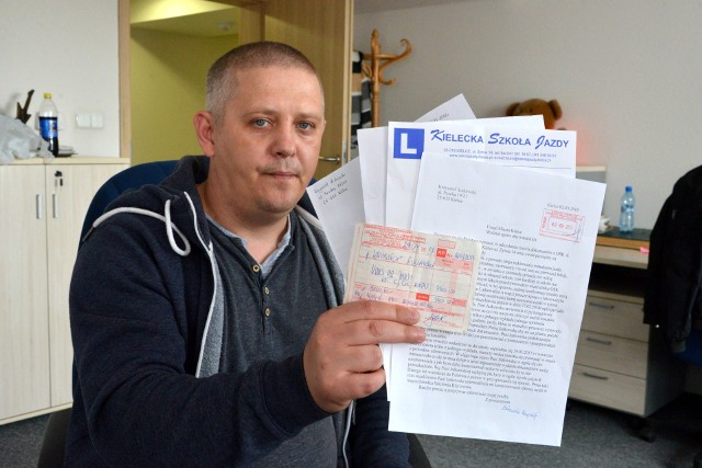 Krzysztof Łukawski pokazuje dokumenty i pisma, które słał między innymi do Kieleckiej Szkoły Jazdy, by zwróciła mu pieniądze za - jak podkreśla - nieukończony nie z jego winy kurs na prawo jazdy kategorii C+E.
