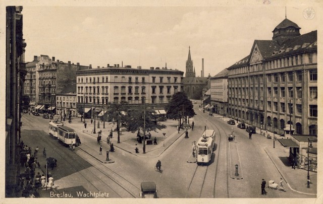 Lata 1938-1943. Plac Solidarności (Wachtplatz) - widok od zbiegu ul. Legnickiej (Friedrich Wilhelm Strasse) i Rybackiej (Fischer Gasse)ZOBACZCIE TEŻ INNE STARE ZDJĘCIA BRESLAU W NASZYM SERWISIE SPECJALNYM