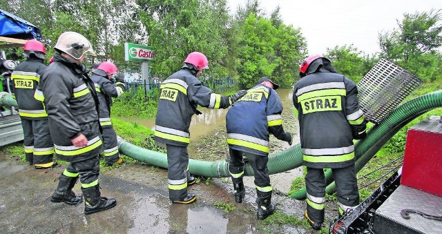 Strażacy już wielokrotnie musieli ratować domy mieszkańców Łęgu przed powodzią