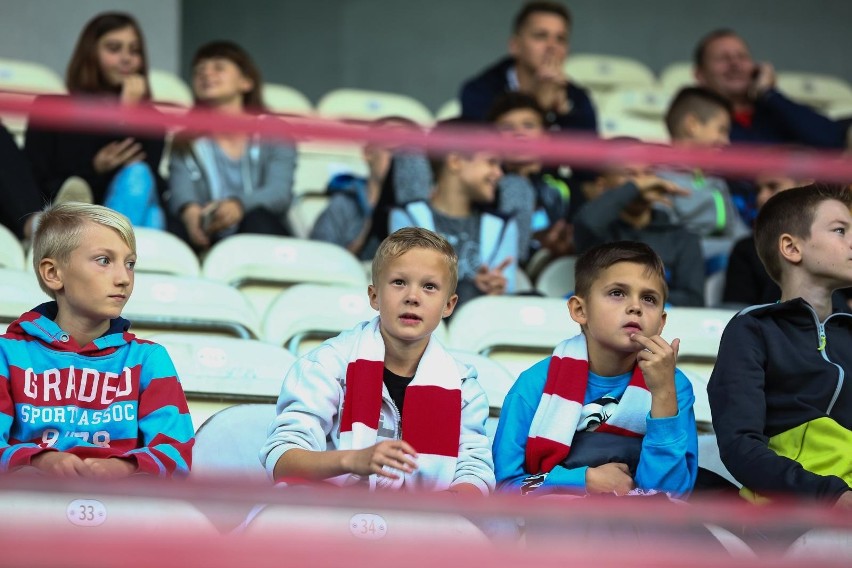 Trybuny stadionu Cracovii opanowały dzieci