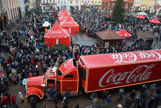 Pomimo mroźnej pogody Stary Rynek zapełnił się tysiącami ludzi, którzy chcą zobaczyć legendarną ciężarówkę Coca - Coli. Nie brakuje też innych atrakcji; można obejrzeć od środka ambulans i wziąć udział w konkursach.