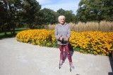 Chodzić „jak Eddie Murphy” – ZOBACZ jak używać kijów do Nordic Walking? 78-letnia Pani Julia Zięba dzieli się swoją pasją