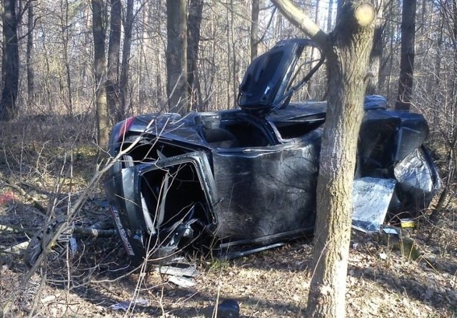 Prowadzone przez mężczyznę auto zatrzymało się między drzewami w lesie. 20-letni kierowca z wewnętrznymi obrażeniami ciała przewieziony został do szpitala.