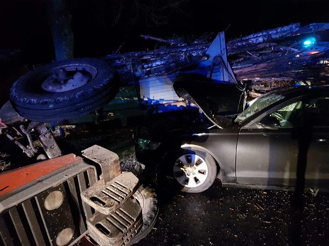 Wypadek audi z ciągnikiem w Rzeczniówku. Droga w tym miejscu była zablokowana