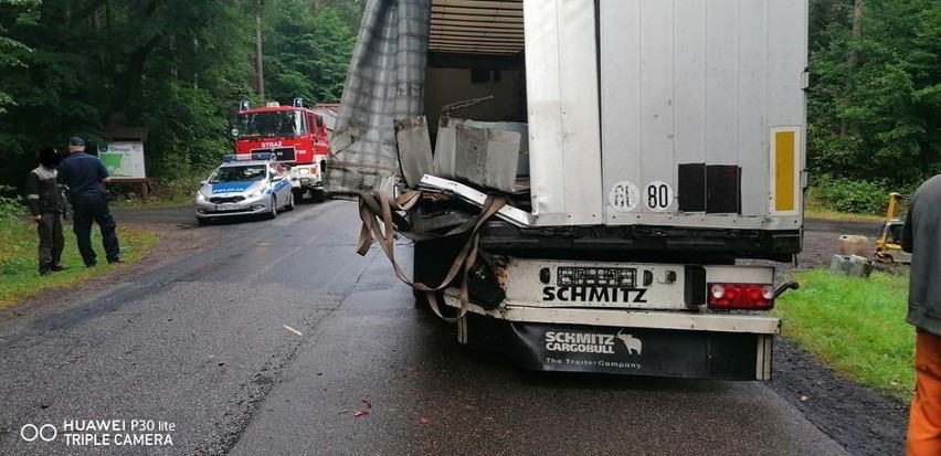 Zderzenie ciężarówek i dostawczak uderzył w barierki (zdjęcia)